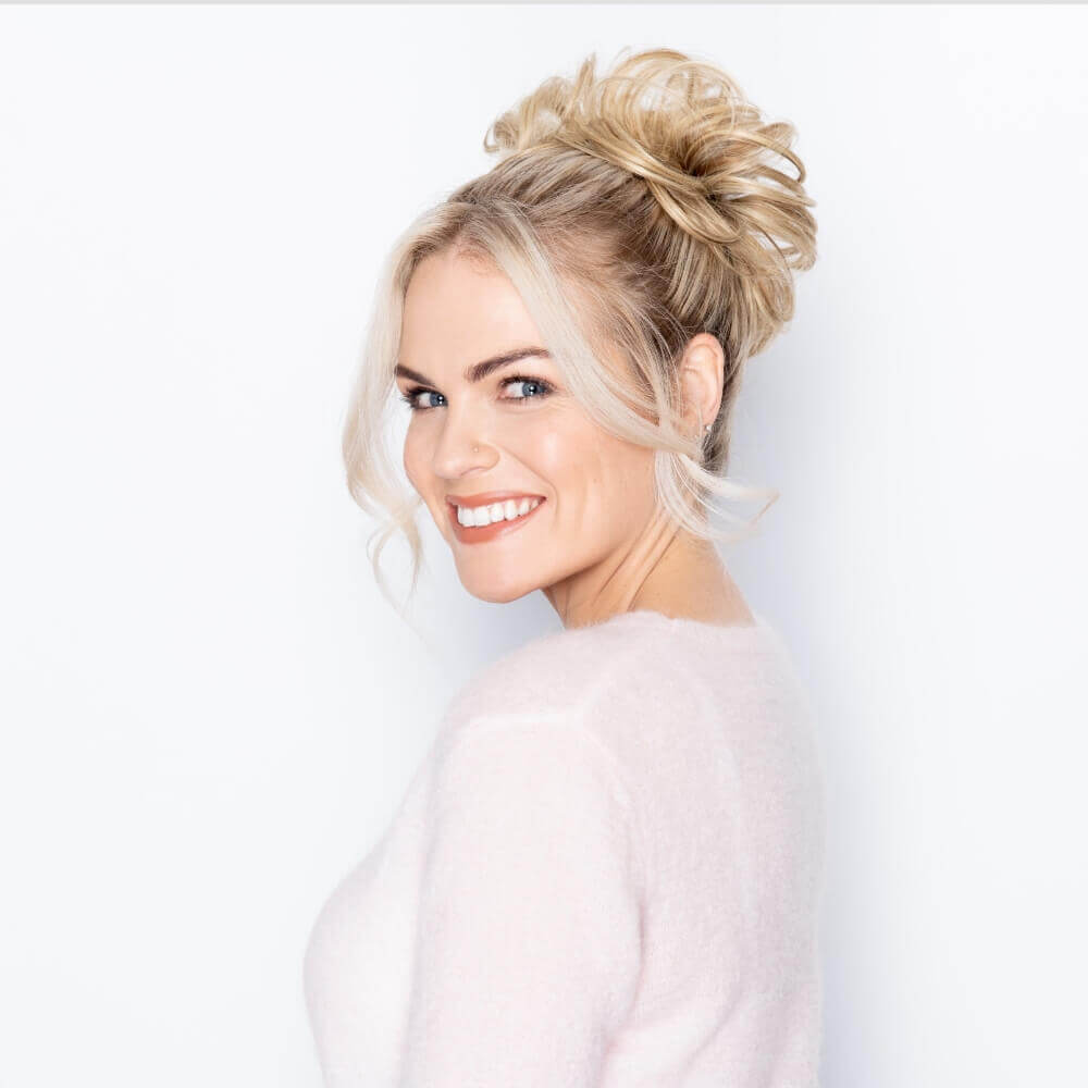 Flicky Hair Messy Bun Scrunchie | Effortless Updo Style - By Laura Mayers